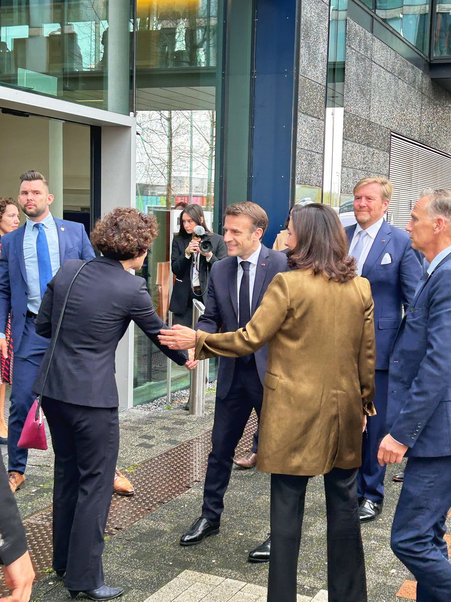 Hoog bezoek! <a href="/presidentmacron/">Emmanuel Macron off</a>, koning Willem-Alexander en burgemeester #Halsema zijn op de bèta faculteit en bekijken ons #quantum lab. CvB-voorzitter Ten Dam ontvangt hen. <a href="/koninklijkhuis/">Koninklijk Huis</a> <a href="/UvA_Science/">UvA Faculty of Science</a> <a href="/AmsterdamNL/">Gemeente Amsterdam</a>