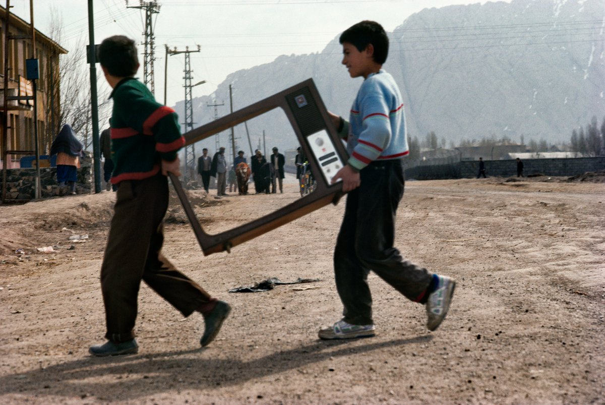 Looking to dive deeper into the stories behind REZA’s lens?

Holders from <a href="/REZAphotography/">REZA</a>’s digital collection will receive a signed copy of either REZA’s “L’épaisseur du silence” or “Regards croisés”!

Collect now 👉 bit.ly/3ZKwf9e

<a href="/ArtistAcademy_/">The Artist Academy</a> #EyeToEye