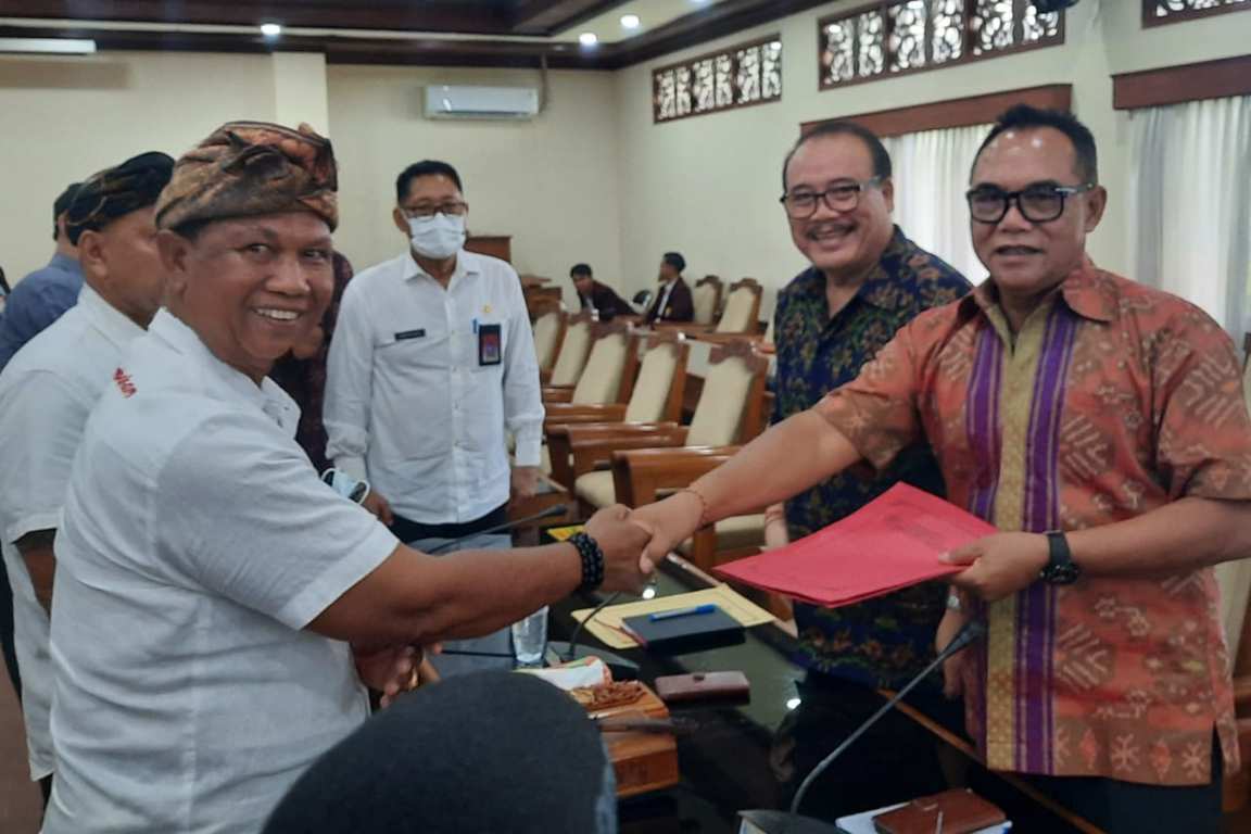 Baliportal_news's tweet image. Realisasikan Pembangunan Tersus LNG, Desa Adat Desak DPRD Bali dan Gubernur Koster Tindak Lanjuti ke Pusat
#BaliPortalNews #DesaAdat #DPRDBali #GubernurBali #LNG #Serangan #Sidakarya

baliportalnews.com/2023/04/realis…