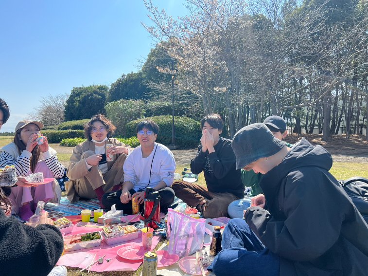 nomadoya2's tweet photo. 【ノマド家であったイベントを紹介】
お花見ピクニック / 2023年3月19日 ノマド家から自転車で10分ほどのところにある、柳島しおさい公園でお花見をしてきました🌸ひとしきり食べた後はモルックをしたり、スケボーに乗ったりまるで小学生かのように遊び尽くした一日でした！ https://t.co/SRZI4ueLsi