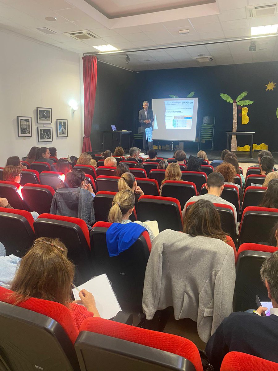 Él Área de <a href="/DchosSocialesGR/">@DchosSocialesAytoGR</a> ha organizado una charla informativa sobre el Bono Social Eléctrico para asesorar a usuari@s sobre la petición de esta ayuda y los requisitos Iara ser beneficiarios.