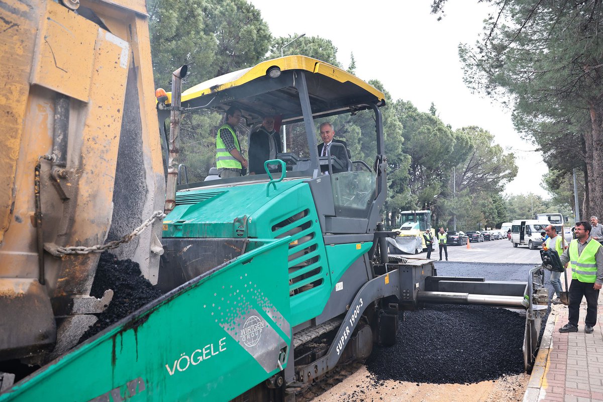 osmanzolan's tweet photo. Denizli Büyükşehir Belediyesi olarak, vatandaşlarımızın hayatını kolaylaştırmak, konforunu artırmak ve trafik güvenliğini en üst seviyeye çıkarmak için Şirinköy yolumuzu sıcak asfaltla yeniledik.

Hayırlı uğurlu olsun. Allah’ım kazasız belasız kullanmayı nasip eylesin. https://t.co/B4qgWrOkC2