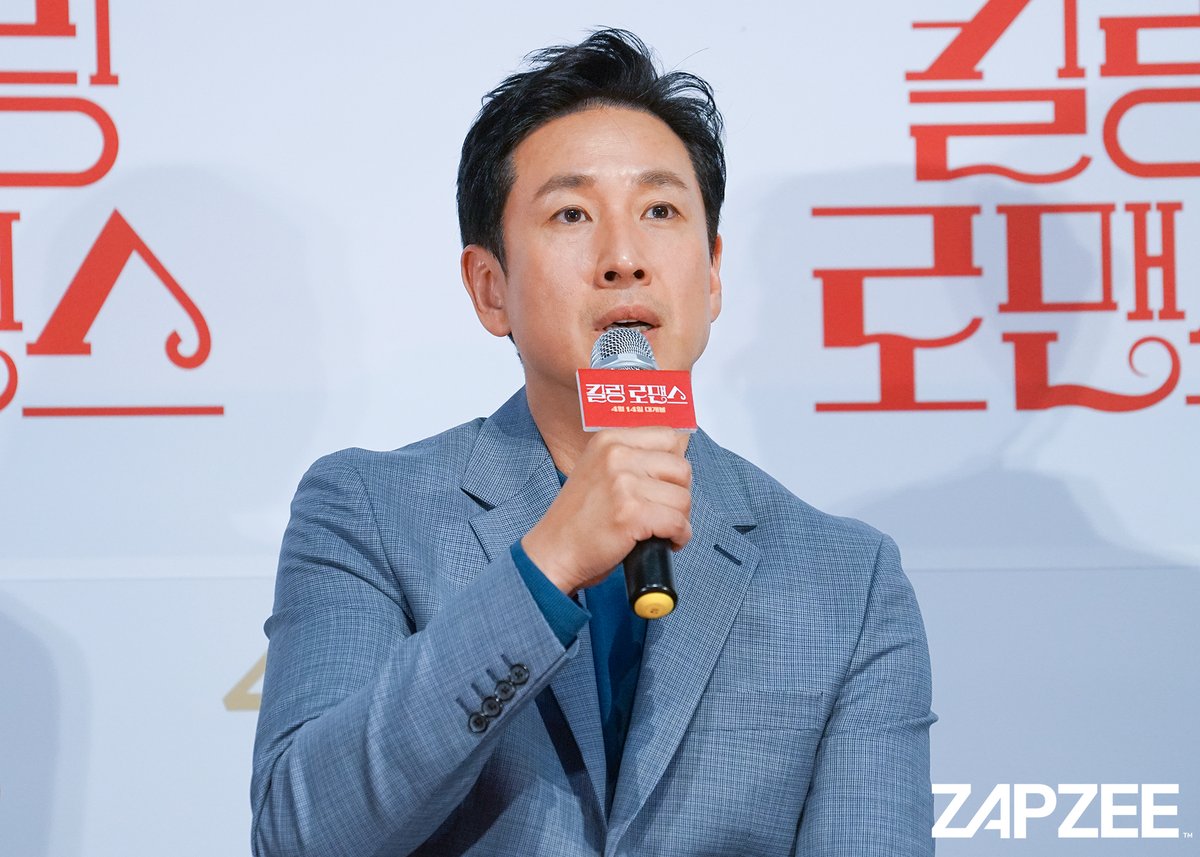 zapzee_net's tweet photo. #LeeSunKyun and director #LeeWonSuk moments during #KillingRomance press conference📸
#이선균 #이원석 #킬링로맨스 https://t.co/Qm6xRWsJWT
