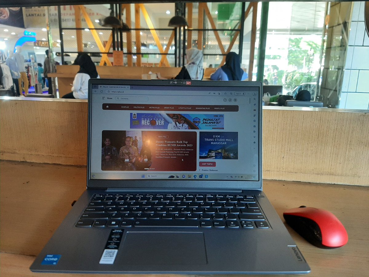 ngabuburit 

#PluzNote - ngabuburit pluz pluz,... 

ngabuburit sambil kerja atau kerja sambil ngabuburit, asyik juga pluz pluz,...

selamat menantikan buka puasa😇😇😇🙏🙏🙏 
<a href="/jcoindonesia/">JCO Donuts & Coffee</a> 
#JCOIndonesia 
#Ngabuburit
#Ramadan 
#BeritaPluz 
#PluzPluz 
#doelbeckz7 
#db7