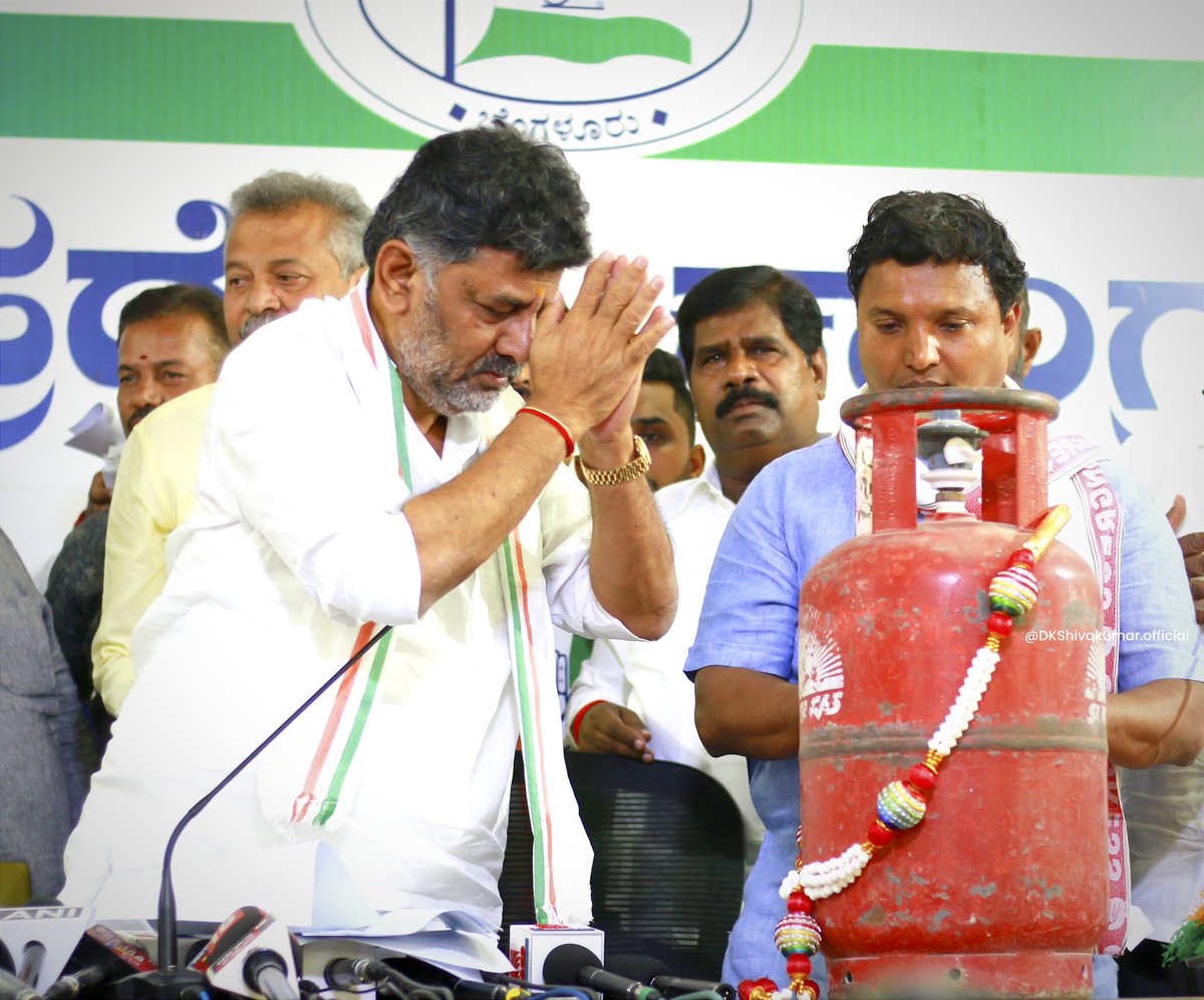 DKShivakumar's tweet photo. ಕರ್ನಾಟಕ ವಿಧಾನಸಭಾ ಚುನಾವಣೆಗೆ ಇನ್ನು ಕೆಲವು ದಿನಗಳೇ ಬಾಕಿ ಉಳಿದಿವೆ. ಈ ಬಾರಿ ಮತದಾನ ಮಾಡುವ ಮುನ್ನ ನಿಮ್ಮ ಮನೆಯ ಎಲ್ಪಿಜಿ ಸಿಲಿಂಡರ್‌ಗೆ ನಮಸ್ಕರಿಸಿ ಯಾರಿಗೆ ಮತ ನೀಡಬೇಕೆಂದು ನಿರ್ಧರಿಸಿ. ಇದು ರಾಜ್ಯದ ಜನತೆಗೆ ನನ್ನ ವಿನಮ್ರ ಮನವಿ. https://t.co/CJfYpGD65S