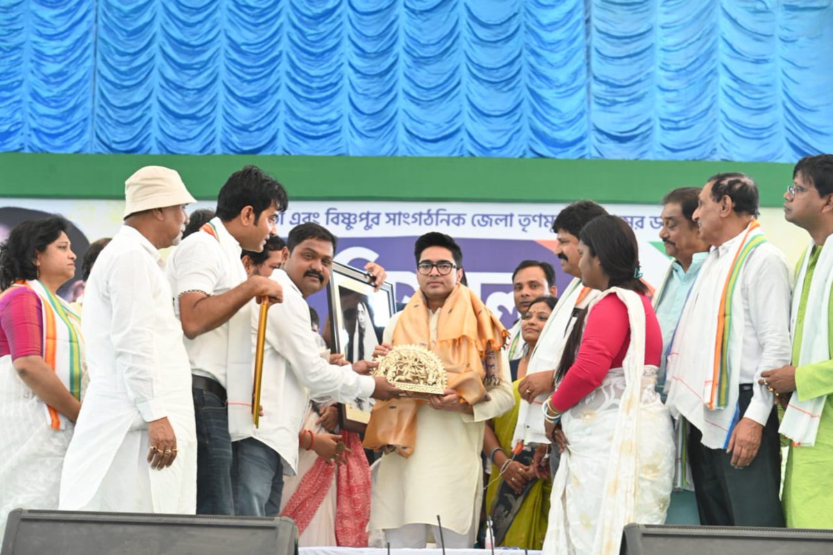 AITCofficial's tweet photo. Our Hon'ble Nat'l GS, Shri @abhishekaitc will deliver a powerful message of unity &amp; progress that will inspire us all to work towards a BETTER TOMORROW!
 
Bengal's strength lies in its unity &amp; we will defend it at all costs. https://t.co/JbtHvfvI6a