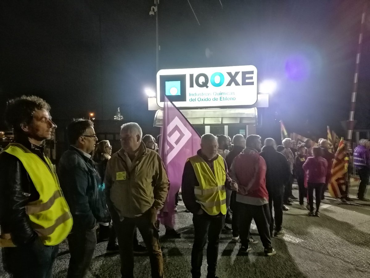 CCOOTarragona's tweet photo. Avui  els companys de  @TarragonaCcoo @FICCOOCat  han fet vaga a #IQOXE per exigir a l'empresa que readmeti el president del commitè d'empresa
@franpi73 i per deixar-li clar que ja n'hi ha prou de persecució sindical #FranReadmissióJA 
#OrgullCCOO #OfensivaCCOO @ccoocatalunya https://t.co/RVgfytUCn1