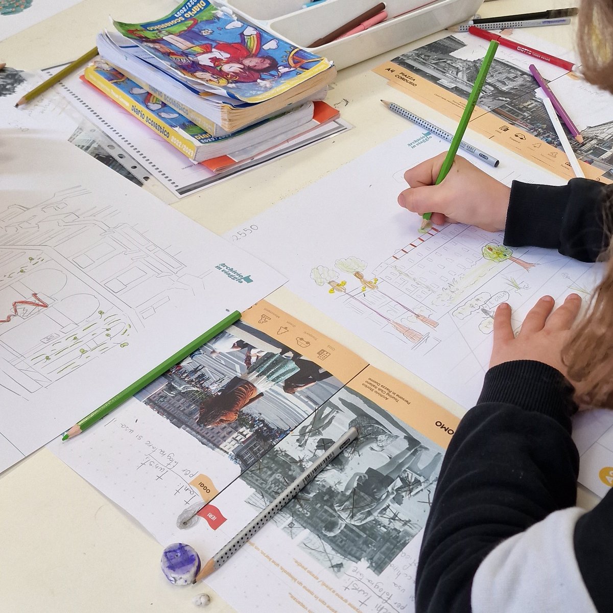 Matite, pastelli colorati e tanta concentrazione. Gli alunni si immergono nelle attività di #archivioinviaggio andando a caccia delle differenze tra passato e presente e liberando la loro creatività.
#touringclubitaliano #FondazioneComunitaMilano #Bando57