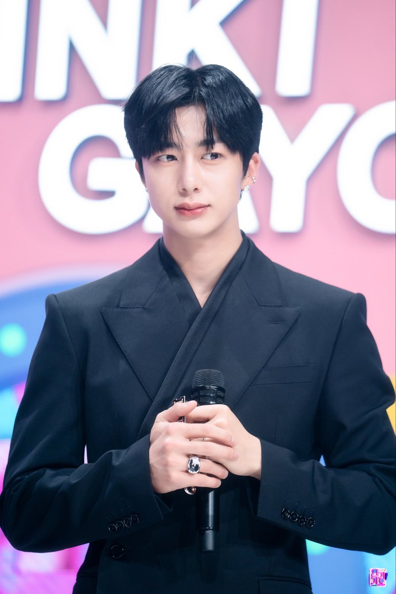 ArchiveChw's tweet photo. 230412 Hyungwon behind photo - SBS Inkigayo

#HYUNGWON #형원 https://t.co/6pwSI8LzM1