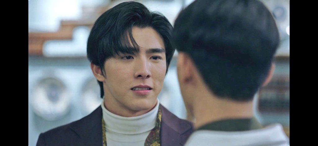 yifulover's tweet photo. I m 100% sure lue is din cz the way he look at ken with those love eyes there no other explanation 🥲🥲
#ChainsOfHeartEP2 https://t.co/rgly1QAa6I