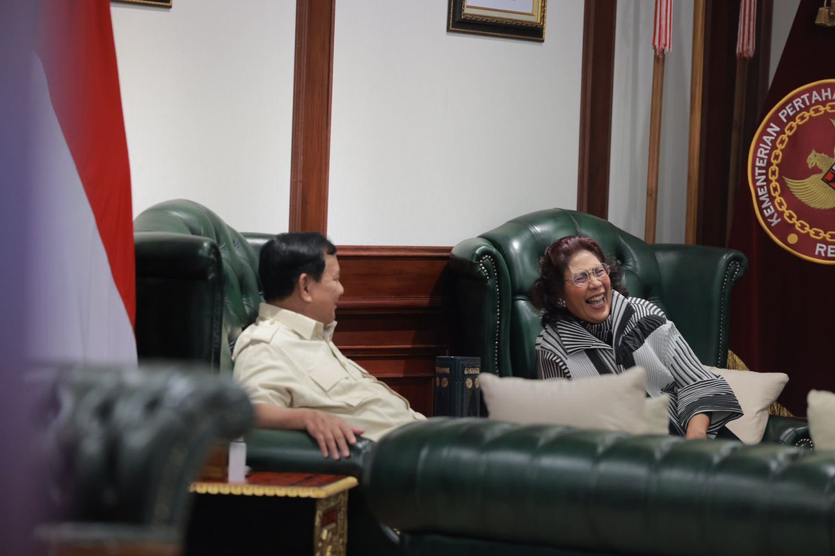 susipudjiastuti's tweet photo. Suatu kehormatan hari ini diundang ke kantor Pak Menhan, @prabowo .. Sudah lama tidak ngobrol dan bercanda, dulu beliau sering ke rumah utk makan steak bersama ..

Yang pasti pesan dari beliau: “Yang mengganggu Pertahanan Indonesia, harus kita tenggelamkan”

Pak Prabowo masih tetap humble, sy datang disambut dgn sambutan militer, pulang pun diantar sampai ke mobil .. 😃🙏🙏🙏