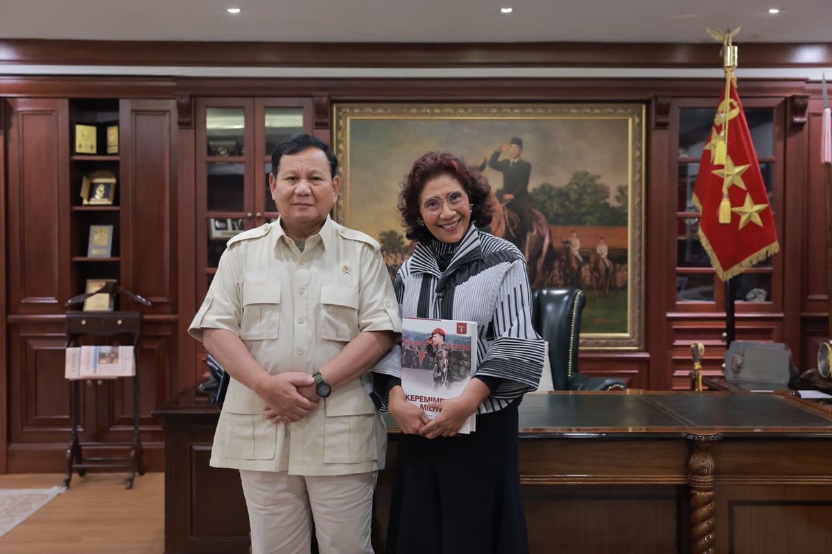 susipudjiastuti's tweet photo. Suatu kehormatan hari ini diundang ke kantor Pak Menhan, @prabowo .. Sudah lama tidak ngobrol dan bercanda, dulu beliau sering ke rumah utk makan steak bersama ..

Yang pasti pesan dari beliau: “Yang mengganggu Pertahanan Indonesia, harus kita tenggelamkan”

Pak Prabowo masih tetap humble, sy datang disambut dgn sambutan militer, pulang pun diantar sampai ke mobil .. 😃🙏🙏🙏
