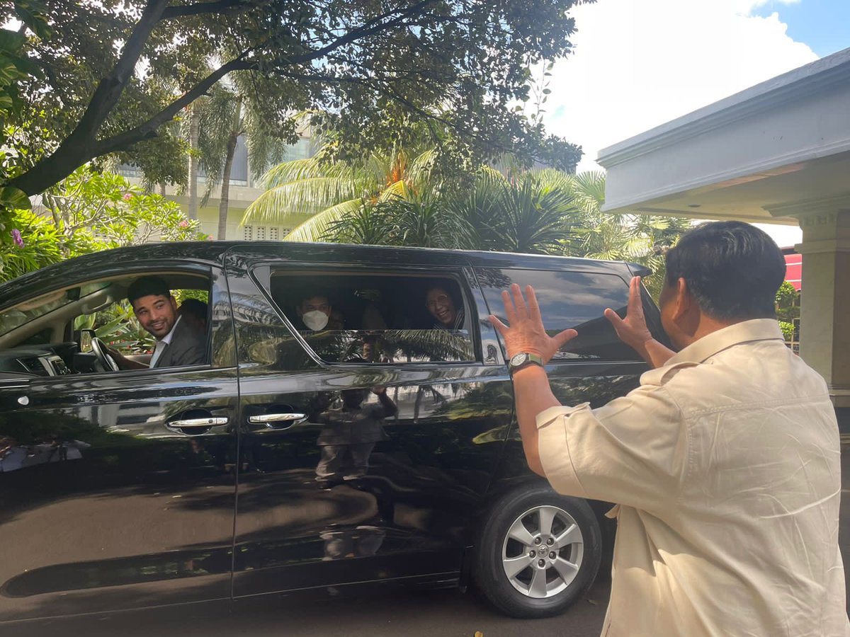 susipudjiastuti's tweet photo. Suatu kehormatan hari ini diundang ke kantor Pak Menhan, @prabowo .. Sudah lama tidak ngobrol dan bercanda, dulu beliau sering ke rumah utk makan steak bersama ..

Yang pasti pesan dari beliau: “Yang mengganggu Pertahanan Indonesia, harus kita tenggelamkan”

Pak Prabowo masih tetap humble, sy datang disambut dgn sambutan militer, pulang pun diantar sampai ke mobil .. 😃🙏🙏🙏