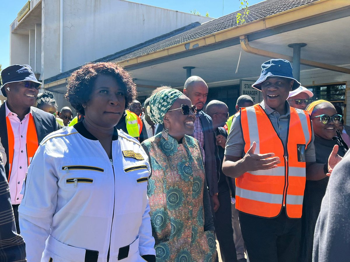 MaropeneRamo's tweet photo. Minister joins Deputy President @PMashatile at the 1st oversight venue at the Vereeniging Intermodal Taxi Facility. This is beyond building a taxi rank, its about revolutionizing a transport hub to accelerate economic development in the region. 

#DDMSedibeng
#PlanMonitorEvaluate https://t.co/mfuPIUn3V4