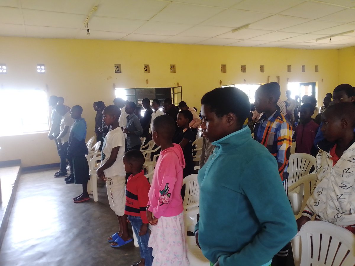 TvNiyonzima's tweet photo. Muri @HuyeDistrict @Ngomasector Urubyiruko ruri guhabwa ikiganiro mu rwego rwo kwibuka Genocide yakorewe Abatutsi 1994. Turi kukigezwaho na Hon KALIMA Evode. Hamwe na @HuyeYouth Nurubyiruko #Tuzabwirabejo rwitabiriye ngo rukomeze kumenya amateka.

#Kwibuka29
#TwibukeTwiyubaka https://t.co/7tELfhS3pS