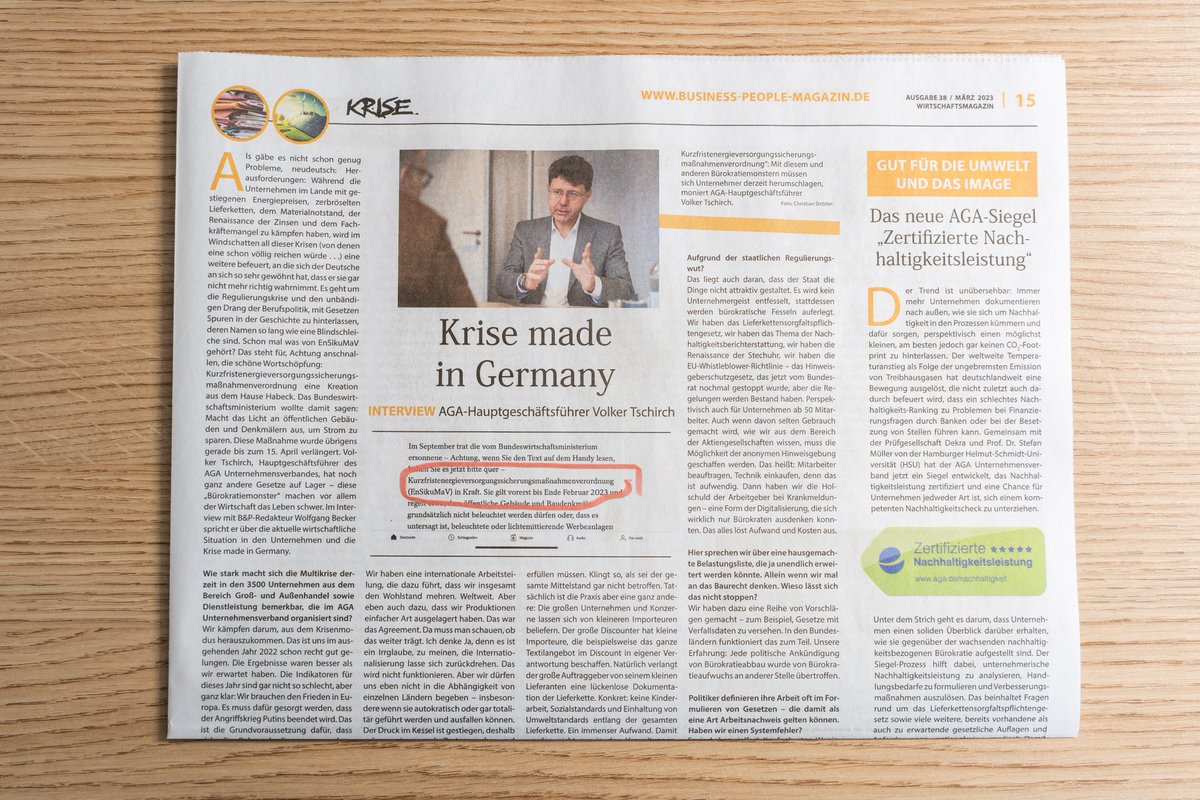 Druckfrisch: AGA-Hauptgeschäftsführer <a href="/Volker_Tschirch/">Volker Tschirch</a> spricht in der aktuellen Ausgabe von <a href="/BPWirtschaft/">BUSINESS & PEOPLE</a> über die Krise Made in #Germany. Darüber, wie immer neue Gesetze u. Dokumentationspflichten die #Unternehmen belasten und sie vom Kerngeschäft ablenken. #bürokratie #politik