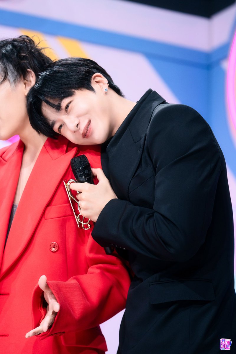 ArchiveChw's tweet photo. 230412 Hyungwon behind photo with BamBam GOT7 - SBS Inkigayo

#HYUNGWON #형원 https://t.co/kNGkKwAaSg