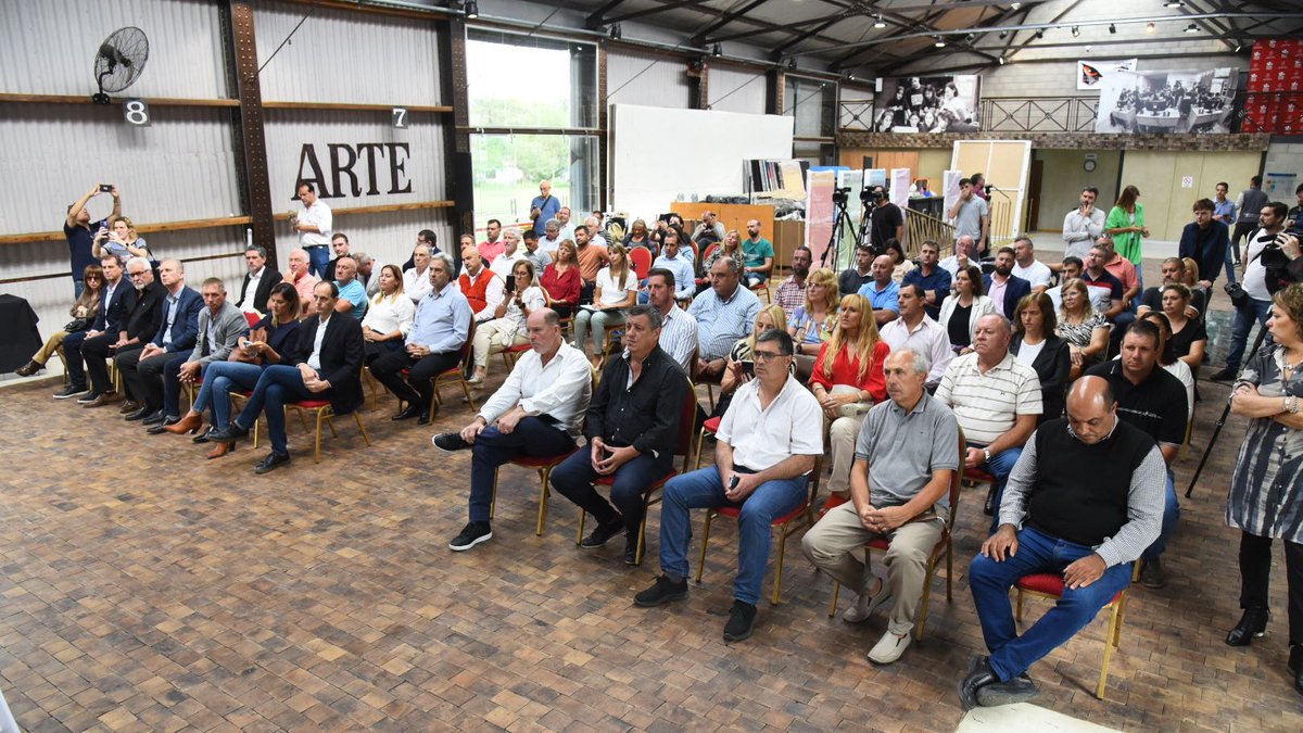 #SantaFeMásConectada❗️
Municipios y comunas del centro y sur provincial recibirán internet de calidad para:
✔brindar servicios públicos➕eficientes
✔generar mayor arraigo
✔reducir brechas tecnológicas 
✔crear nuevos procesos de #innovación
Másℹ️ en santafe.gob.ar/noticias/notic…