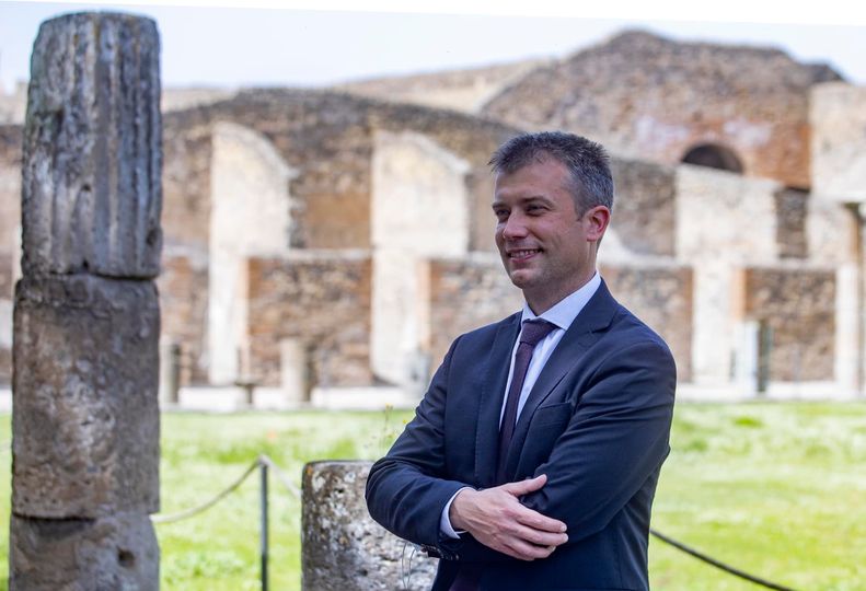 #DIGITARCH | Martedì 18 aprile, ore 18
2° incontro dei dialoghi su digital humanities e archeologia:
OPEN POMPEII: gli archivi digitali del Parco archeologico di Pompei, con Gabriel Zuchtriegel
𝐝𝐢𝐫𝐞𝐭𝐭𝐚 𝐨𝐧𝐥𝐢𝐧𝐞 us02web.zoom.us/j/88256099323
iscrizione eventbrite.it/e/biglietti-di…