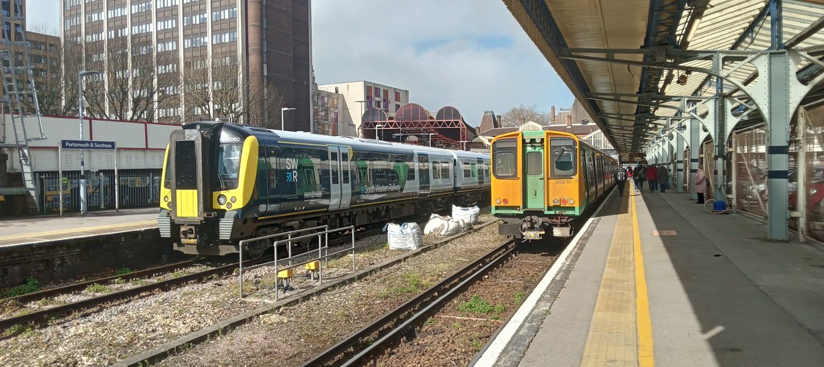 NotYOLOSmh's tweet image. My first time seeing a Desiro

450060 at Portsmouth and Southsea next to 313216 

#Class313 #Class450