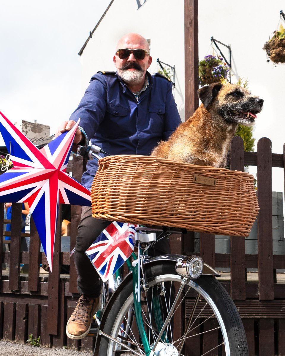 paperstarlights's tweet image. Lovingly handcrafted star lanterns delivered to your door*🚴 💫 

*small brown dog not included 🐕 

#PaperStarlights #UnionJack #UKflag #KingsCoronation