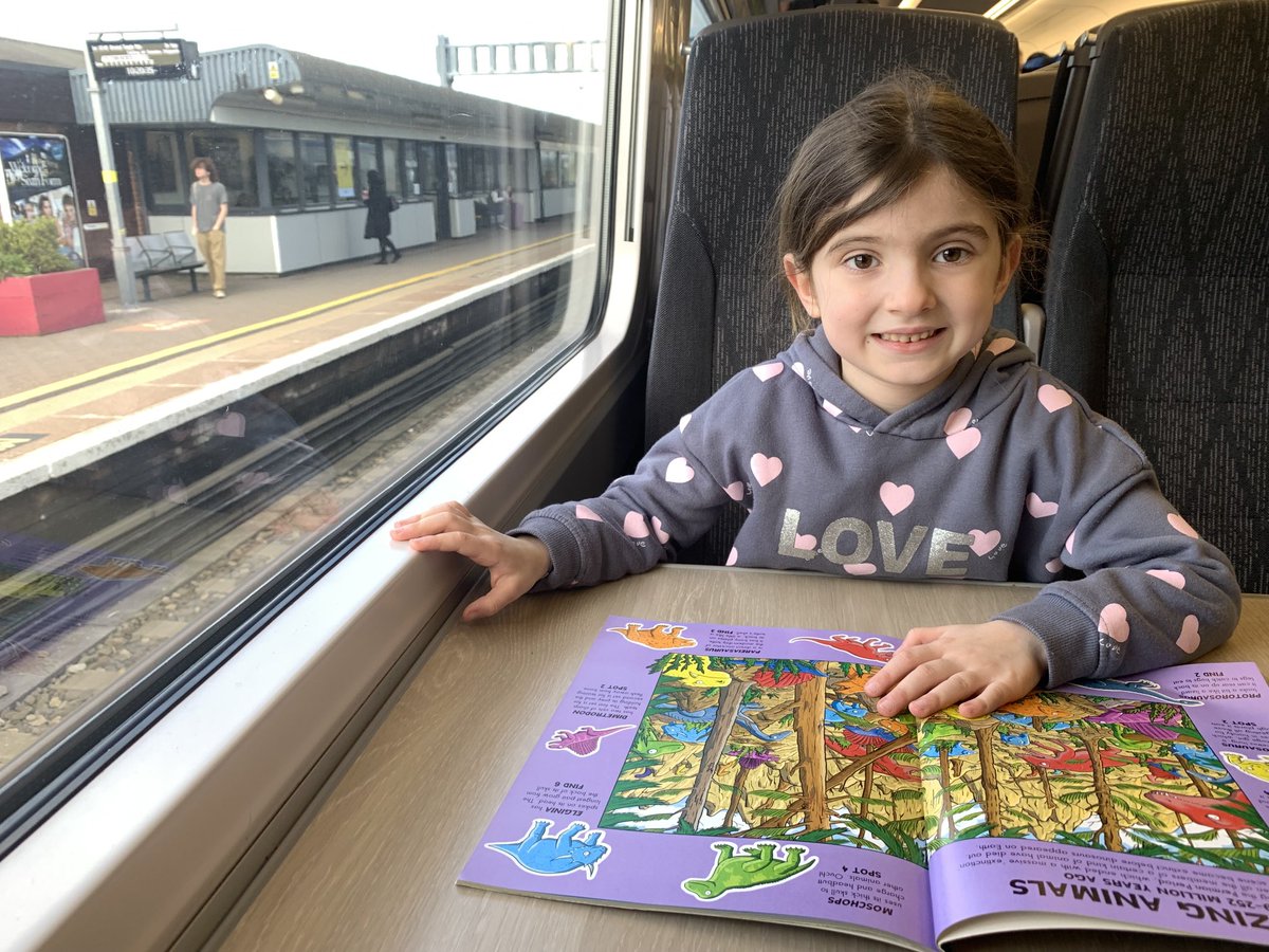 Eliza’s off to the land of the dinosaurs ⁦<a href="/NHM_London/">Natural History Museum</a>⁩. We ❤️⁦<a href="/GWRHelp/">GWR</a>⁩!