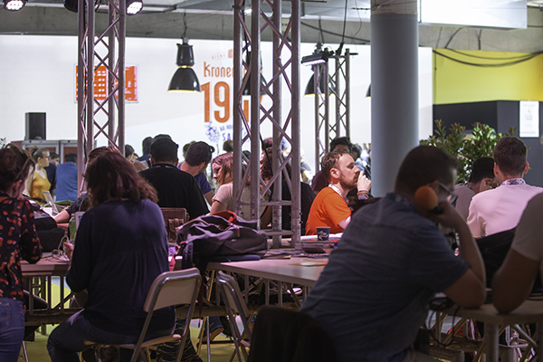 [#CultureEtVous 🎭]
J-6 avant le début du <a href="/PrintempsDB/">Le Printemps de Bourges Crédit Mutuel</a> 🌷 ou le rendez-vous incontournable des professionnel·les de la filière musicale et des médias 🎧
Concerts, showcases, tables rondes, ateliers 👉 Jetez un œil à la programmation pro : bit.ly/41fX99d