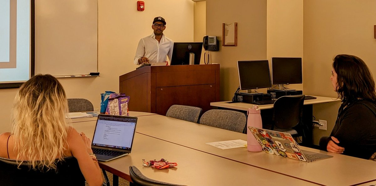 mattragas's tweet photo. Big thanks to Daryl Layson for the personal branding workshop last night in our @CMNDePaul @DePaulPRAD #PRAD373 entrepreneurship class! Inspiring career story and spot-on @LinkedIn tips shared. https://t.co/78oBDSCe9M