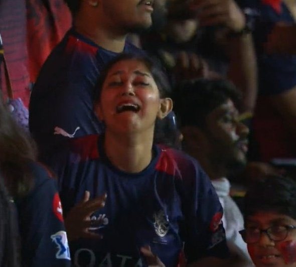 kirankpn30's tweet photo. @RCBTweets #rcbfanarmy #imVkohli 
We are getting stronger day by day, we need to win the next match for this girl tears #BleedRed #ESCN #TRUERCBian #RCBianForever #RCB @imVkohli @rcbfanarmy https://t.co/hLx2OsB1Ia