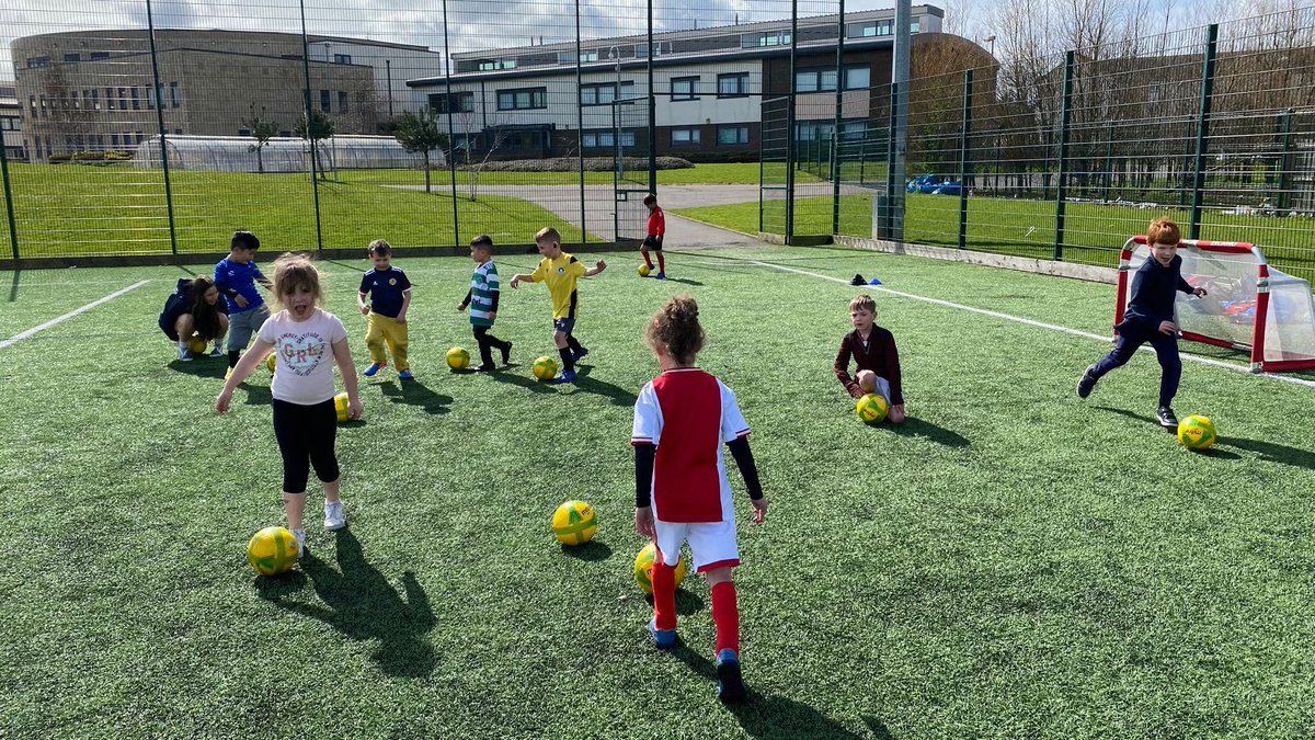 EASTER CAMP Brilliant first 2 days of camp, enjoying dribbling, 1v1s, scoring goals, games and Coaches Challenge. After day 2 the kids lead 270-180 🤪 A bit windy today but sun is out - hopefully everyone has a great day!