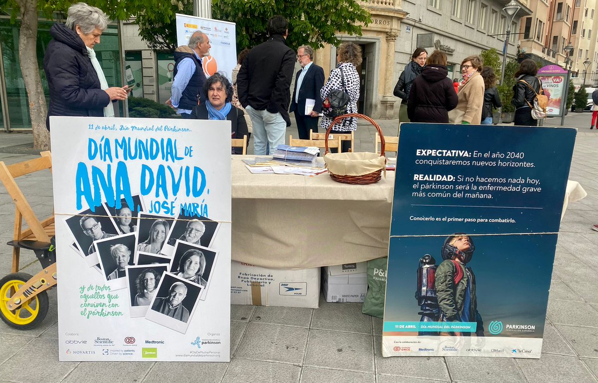 La Asociación Párkinson Valladolid ha difundido hoy su actividad con una mesa informativa en la plaza Zorrilla dentro de la campaña #DAMEMITIEMPO con motivo del #DiaMundialDelParkinson Los concejales Alberto Palomino, @manuel_saravia y @mariatuitea acompañan a APARVAL.