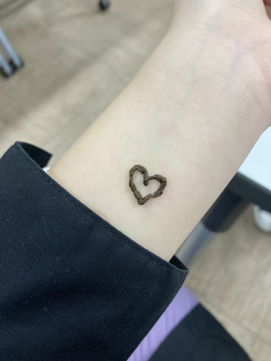 resonetUU's tweet photo. こんな感じで新歓しています！
ヘナタトゥーもできますよ〜〜 https://t.co/cXvKuFUrxt
