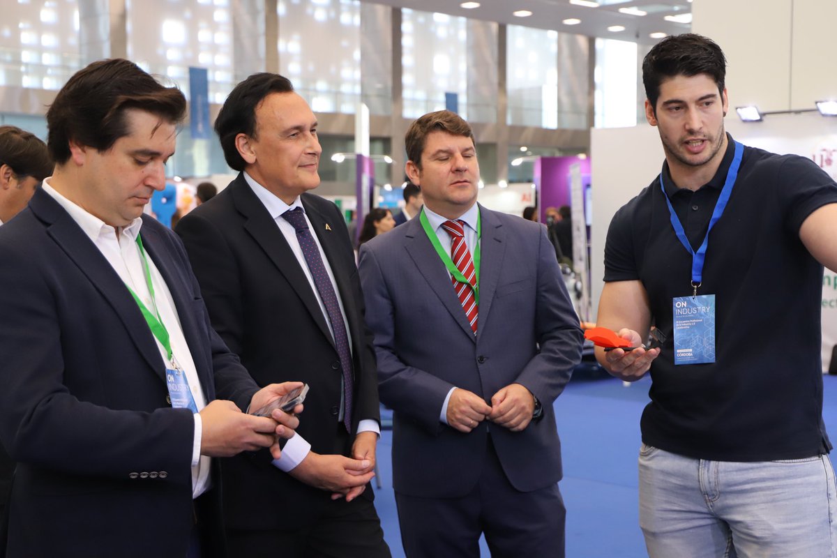 LoyolaAnd's tweet photo. José Carlos Gómez Villamandos, Consejero de Universidad, Investigación e Innovación y Fran Adame, CEO de #Deuser también han visitado nuestro stand en @OnIndustry https://t.co/WSAf7i7jiR
