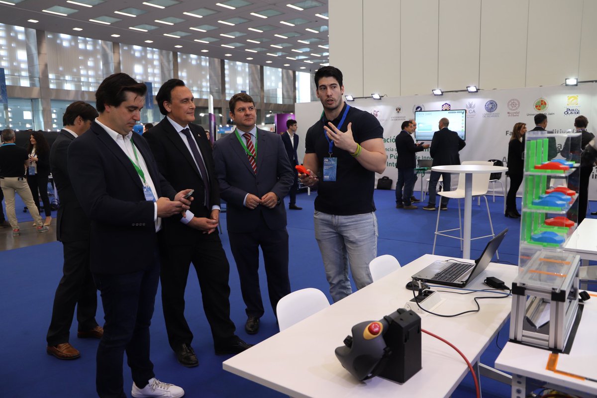 LoyolaAnd's tweet photo. José Carlos Gómez Villamandos, Consejero de Universidad, Investigación e Innovación y Fran Adame, CEO de #Deuser también han visitado nuestro stand en @OnIndustry https://t.co/WSAf7i7jiR