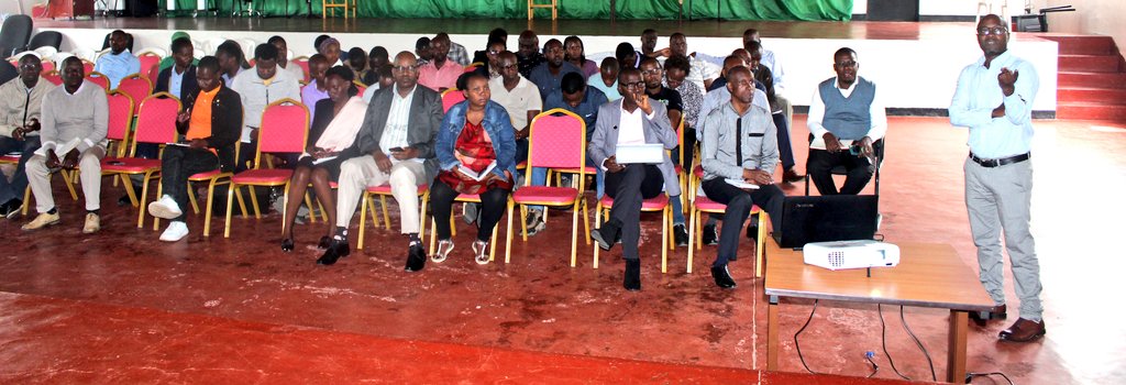 Muri aka kanya,Umuyobozi w'Akarere  <a href="/ramuli_janvier/">JanvierRamuli</a> arikumwe n'Umukozi Ushinzwe Imirimo Rusange Bwana <a href="/ntawualphonse/">ntawumenyumunsi alph</a> ayoboye inama yahuje abayobozi n'abakozi b'amashami atandukanye mu Karere igamije gusuzumira hamwe aho ishyirwamubikorwa ry'Imihigo y'Akarere 2022/2023 rigeze.