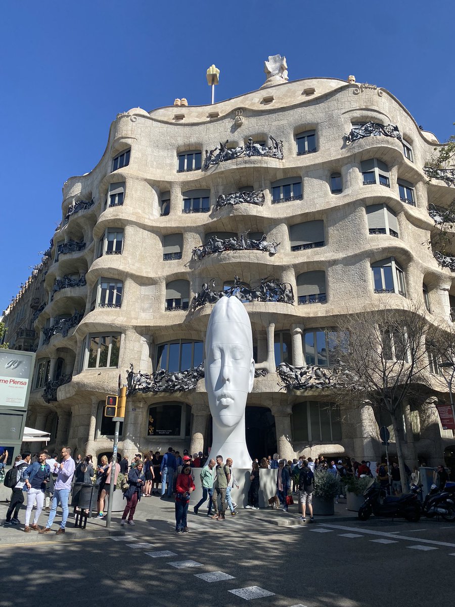 #lapedrera #casamila #jaumeplensa #poesiadelsilencio #laforjadehistorias 📚