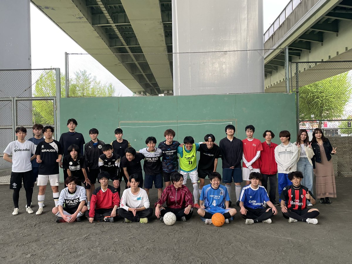CutieHunters's tweet photo. 今日も体験ありました🔥

新1年のマネが2人も来てくれました！

まだまだプレもマネも大大大歓迎です‼️

来週もやります！
あと、5月10日(水)テラスポでやります！

遅れても途中帰宅も大丈夫です！ぜひ気軽に来てください！

＃春から南山 ＃南山大学 ＃南山 ＃南山サークル ＃サッカーサークル https://t.co/0RDqmjDsdi