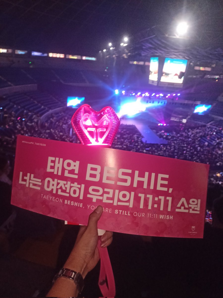 _arvivi's tweet photo. I don't have much photos from #KVersePH kasi first of all, di naman ako handa 😅 Akala ko talaga di ako makakanood, akala ko di ko masisilayan si @TAEYEONsmtown this time. But thank you so much, @Contentsandbox for the ticket! 💜 

#KVersePH #KVersePH_AESPA #KVersePH_TAEYEON https://t.co/Obw0NFT1vA