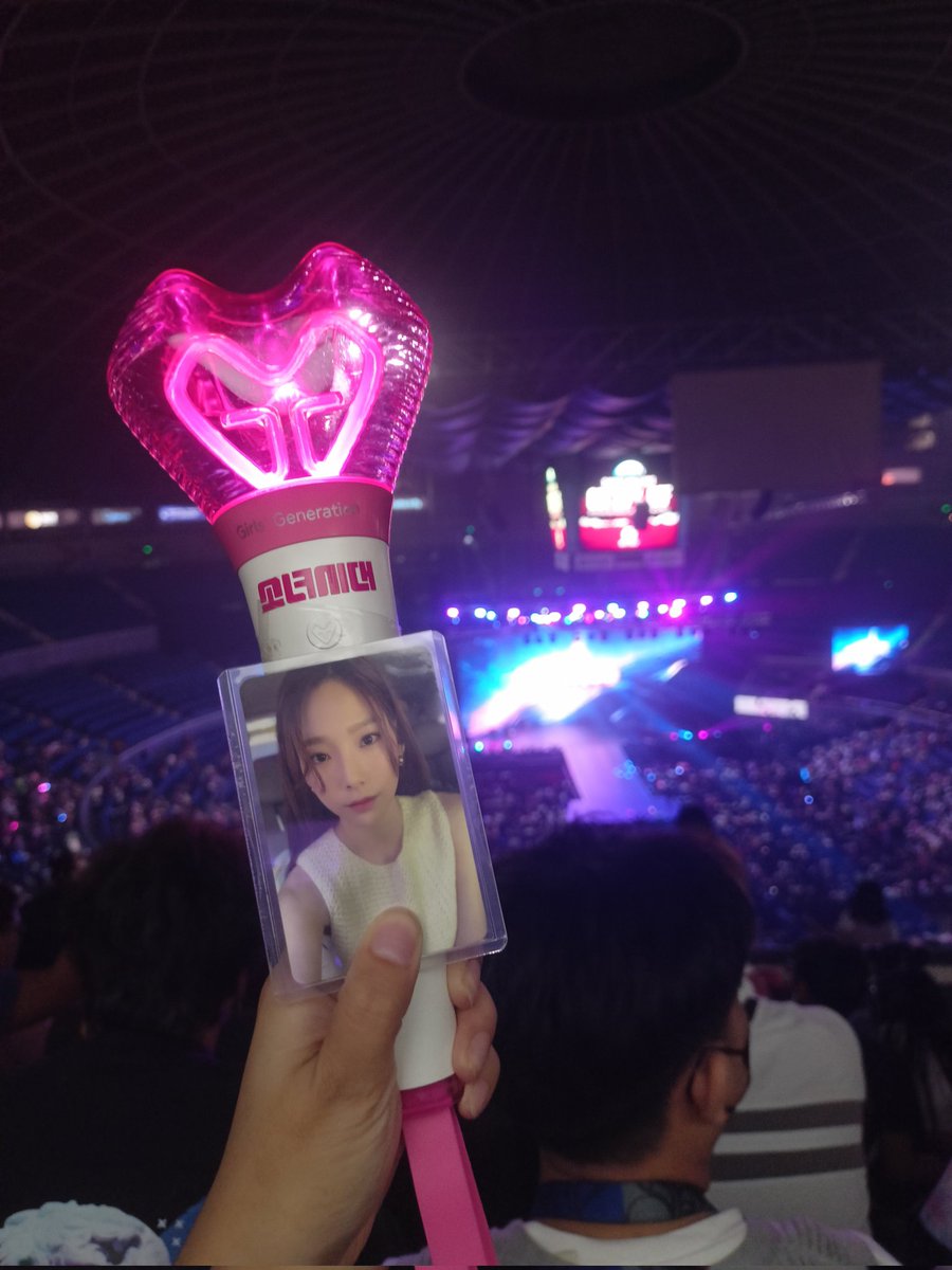 _arvivi's tweet photo. I don't have much photos from #KVersePH kasi first of all, di naman ako handa 😅 Akala ko talaga di ako makakanood, akala ko di ko masisilayan si @TAEYEONsmtown this time. But thank you so much, @Contentsandbox for the ticket! 💜 

#KVersePH #KVersePH_AESPA #KVersePH_TAEYEON https://t.co/Obw0NFT1vA