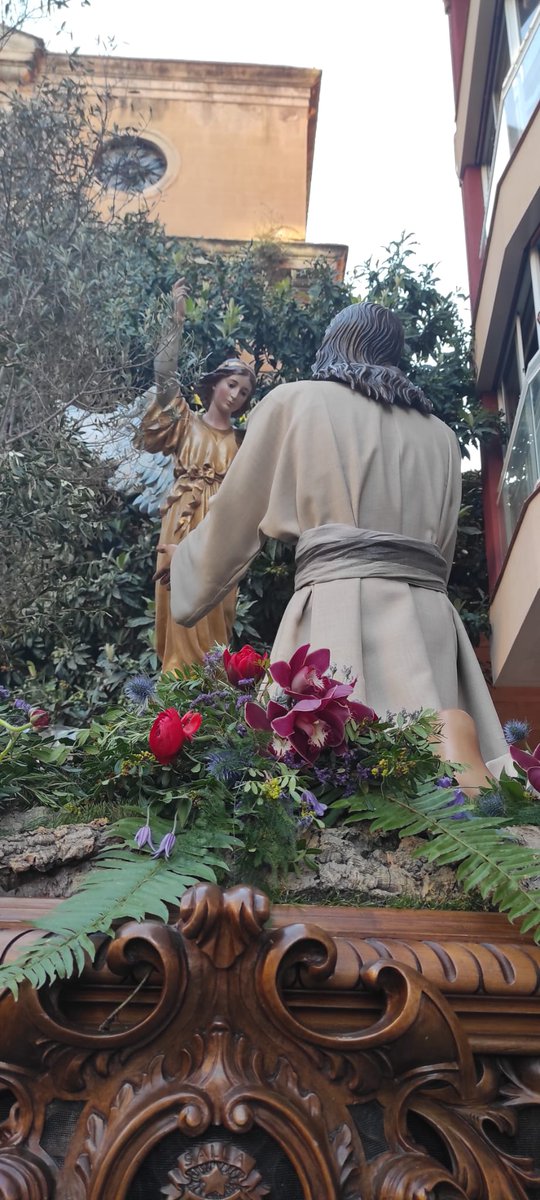 MMMohedano's tweet photo. @dani__serrano Doncs n'hi havia, la base de tots els punts florals era la mata (llentiscle) amb romaní i tocs de farigola. També limonium, esparraguera i falguera i, només als peus de Crist, una Orquídea vermella que simbolitza la passió. Les espècies típicament mediterrànies no podien faltar! https://t.co/MNz7dQniMf