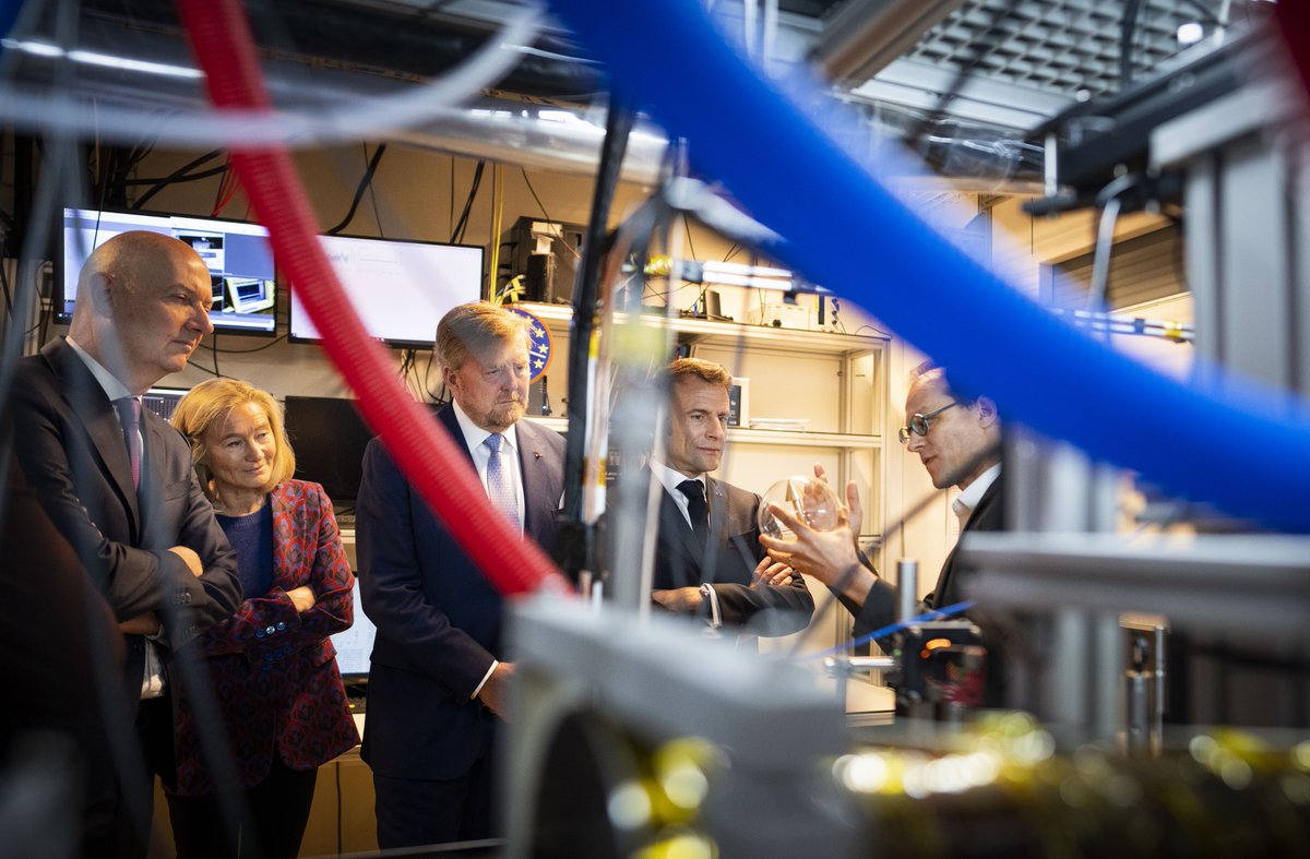 UvA_Science's tweet photo. We had important guests today! King Willem-Alexander of The Netherlands and president Macron of France visited one of our @IoP_UvA quantum labs. Here @FlorianSchreck is showing them around: 

@UvA_Amsterdam @AmsterdamNL @koninklijkhuis https://t.co/L12Dn8cWQv