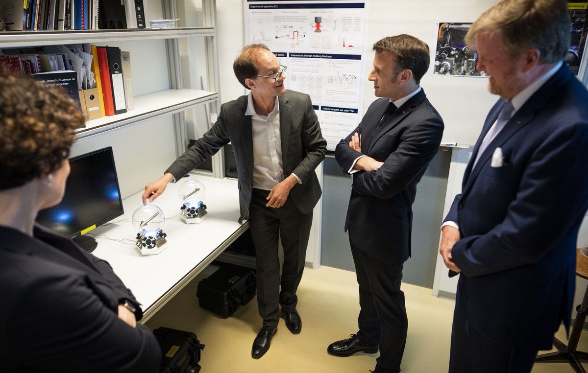 UvA_Science's tweet photo. We had important guests today! King Willem-Alexander of The Netherlands and president Macron of France visited one of our @IoP_UvA quantum labs. Here @FlorianSchreck is showing them around: 

@UvA_Amsterdam @AmsterdamNL @koninklijkhuis https://t.co/L12Dn8cWQv