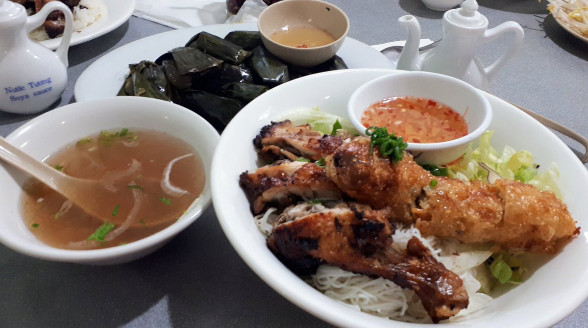 Dinner at Song Huong Restaurant in #Vancouver. Wanted the deep fried spring roll but also wanted soup. Ordered the lemon grass chicken vermicelli and a side soup. Both cravings satisfied! #yumyum