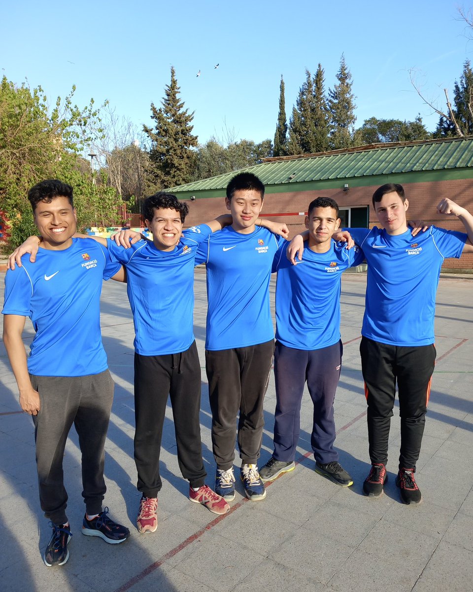 FundacioFCB's tweet image. 🤗 The participants of our Community Action program in Barcelona have a special day full of activities at @EscolaElPolvori. 👉 Promoting sports in the neighborhood collaborating with 🤝 @Nike. #MadeToPlay