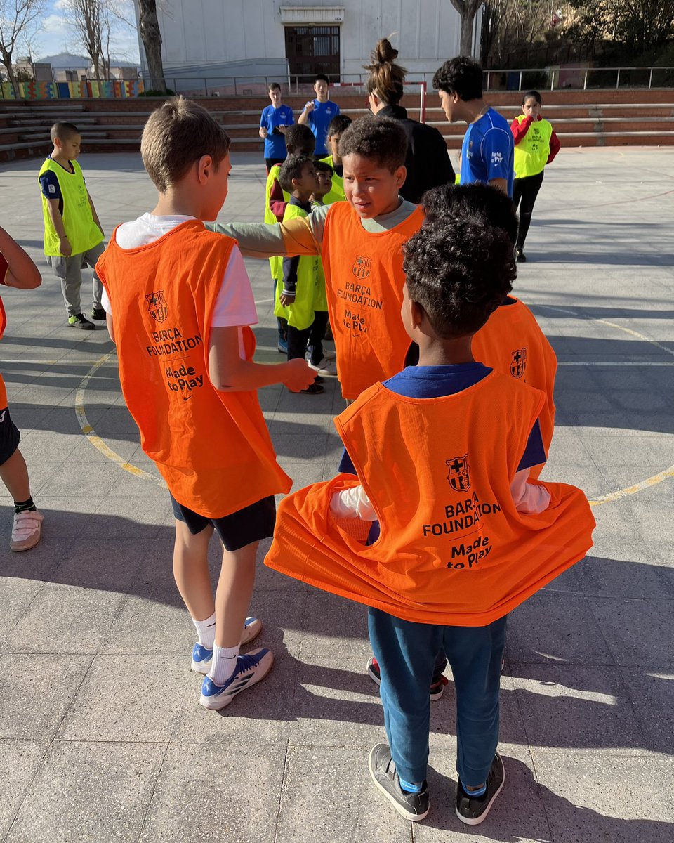 FundacioFCB's tweet image. 🤗 The participants of our Community Action program in Barcelona have a special day full of activities at @EscolaElPolvori. 👉 Promoting sports in the neighborhood collaborating with 🤝 @Nike. #MadeToPlay