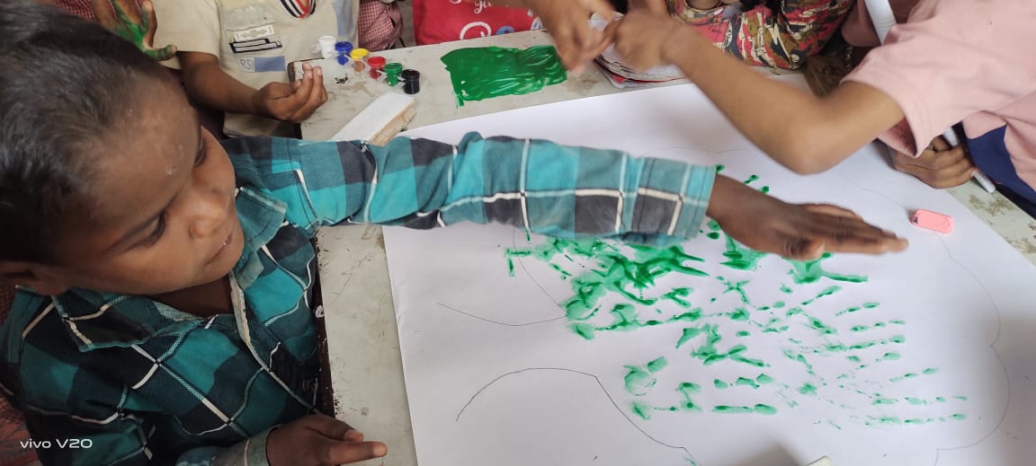 basicshiksha_up's tweet image. कल्पनाओं के रंगों से कैनवास पर अपनी छाप बनाते बेसिक के नौनिहाल...
सीतापुर जनपद के मिश्रिख ब्लॉक स्थित उच्च प्राथमिक विद्यालय गौरीहार में Extra curricular activities के दौरान हाथ की छाप से बच्चों ने पेड़ों की आकृति बनाई...
#बदलते_बेसिक_की_कहानियां
 @CMOfficeUP @thisissanjubjp