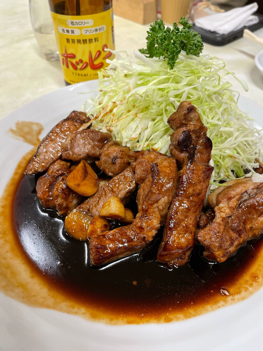 jyunmaig37's tweet image. ホッピーの『なか』に対する議題

常連なればなるほど『なか』の量が増えていく。
しかし自分にとってちょうど良い『そと』の量もある。

それを伝えると、

また『なか』が増える。

夢の飲み物。
#ホッピー
#なか
#トンテキ
#日本酒に行けない
#白か黒か