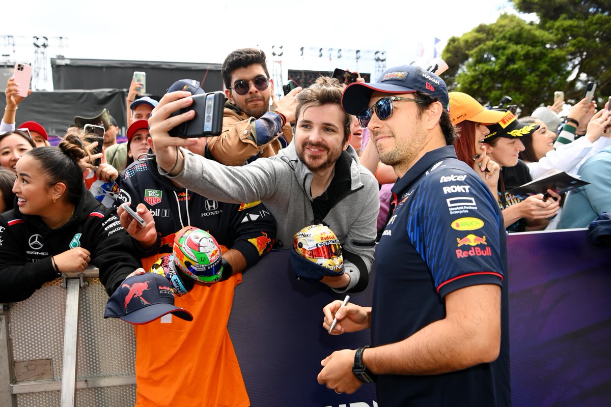redbullshop's tweet image. Lids, lids, lids! We can't get enough of 'em. Which is your favourite mini model helmet? Hit the link to see more 👉 bit.ly/41i78Lf  🤩 
@max33verstappen @schecoperez @redbullracing 
#f1 #racing #minihelmets