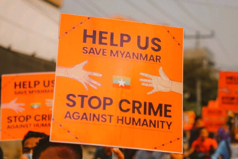 In Myanmar, military junta has accelerated  their campaign of terror against civilian.

The United Nations Security Council should urgently pass a resolution imposing a global arms embargo on the junta and referring the situation to the <a href="/IntlCrimCourt/">Int'l Criminal Court</a> 

⏩ hrw.org/breaking-news/…