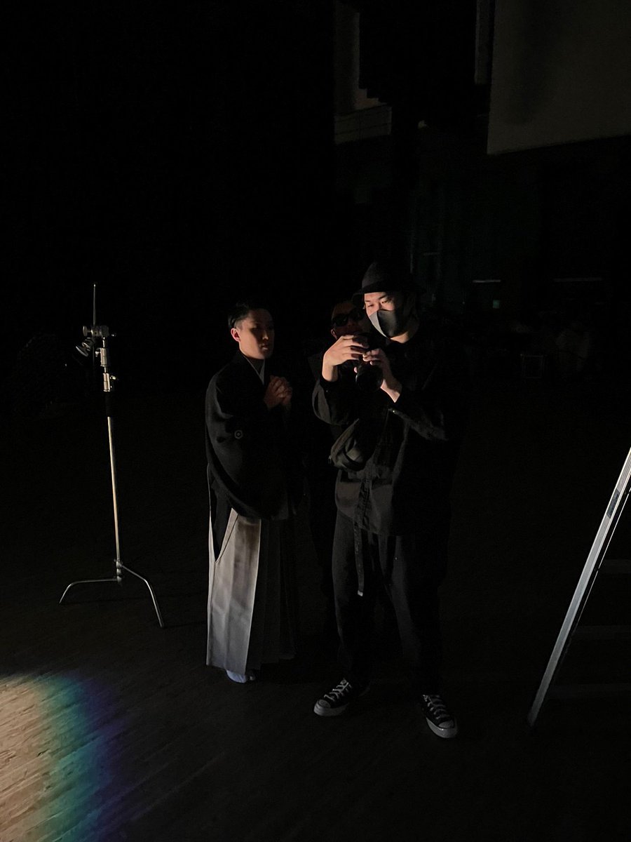 naozo_no_kai's tweet photo. メインビジュアル撮影風景①
「第三回 直三の会」メインビジュアルの撮影は、真っ暗な劇場で行われました。
細かく打合せを重ね、見え方を確認しながらの撮影。その様子をオフショットにてお届けします。
撮影:SENRINEL
岩切響一(Producer)/ 川上健太(Director)
#SENRINEL #藤間直三 #日本舞踊 https://t.co/nqnTGJavSP